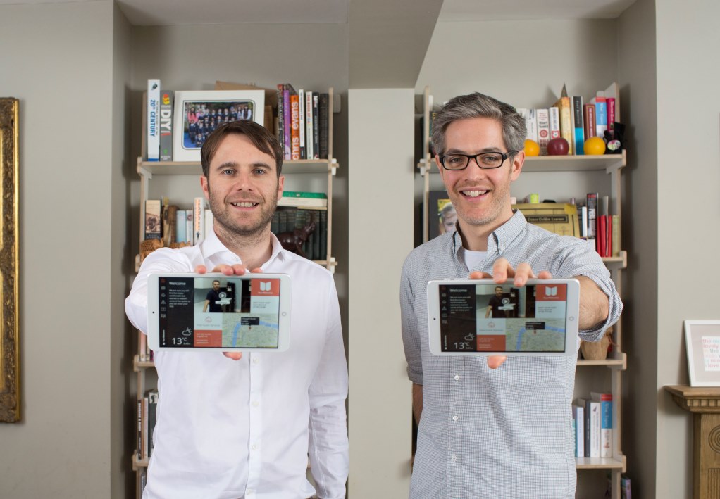 Les deux fondateurs de la start-up YourWelcome avec leur tablette