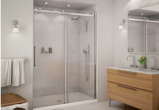 Salle de bain avec douche et parois en verre transparent
