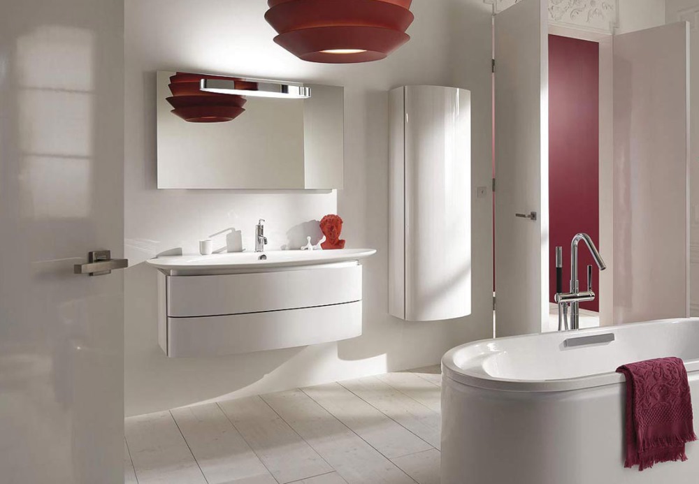 Salle de bain blanche et rouge avec baignoire