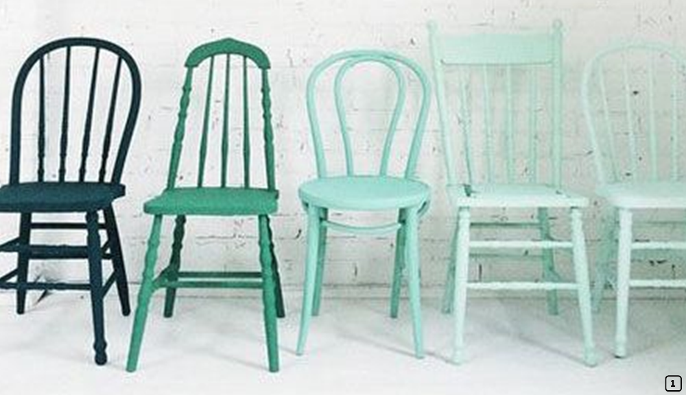 Cinq chaises peintes en couleur camaieu vert