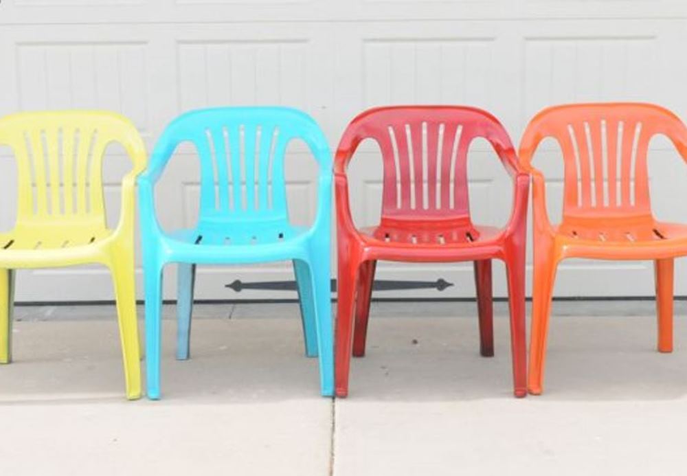 4 chaises de jardin en plastique de couleurs