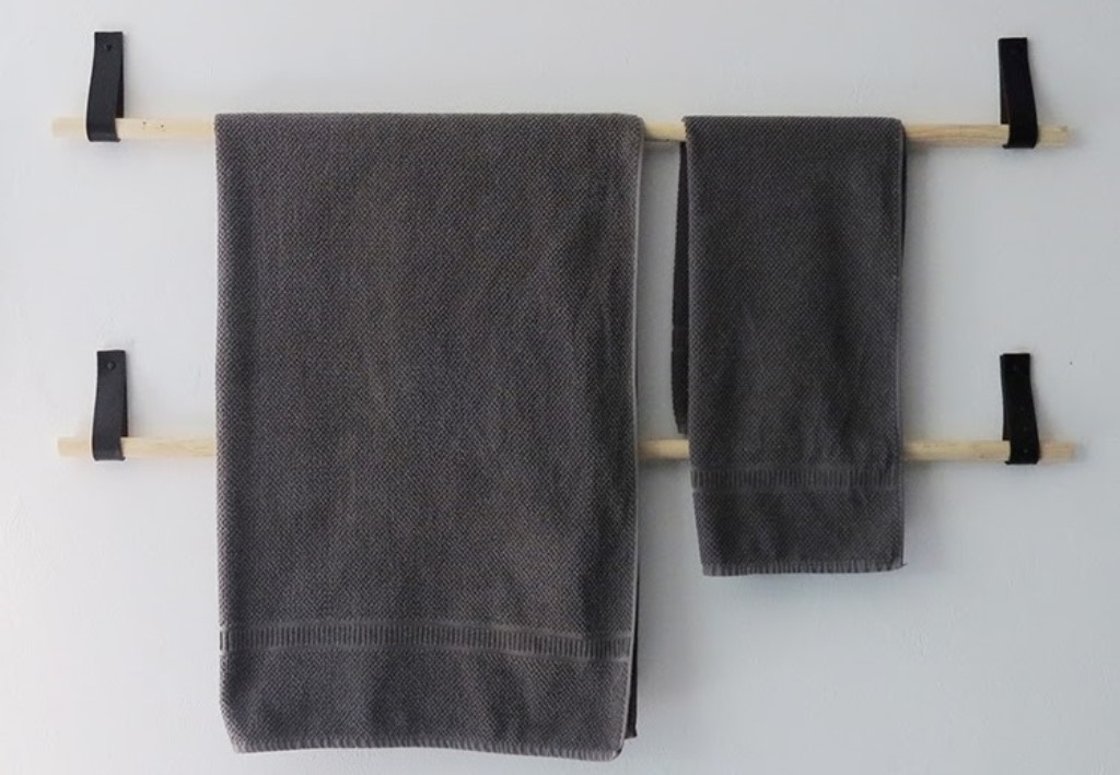 Une ceinture en cuir détournée en porte-serviette pratique et design.