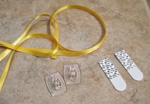 Rubans jaune, deux adhésif et deux crochets en plastique