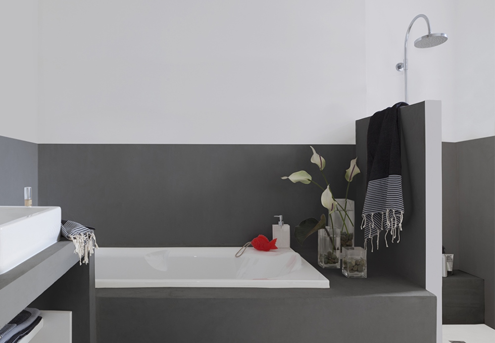 Salle de bain avec des murs blancs et du carrelage peint en gris