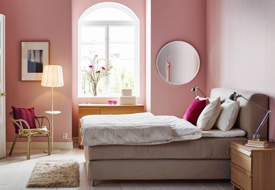 Chambre mur rose miroir, commode, chaise, tapis