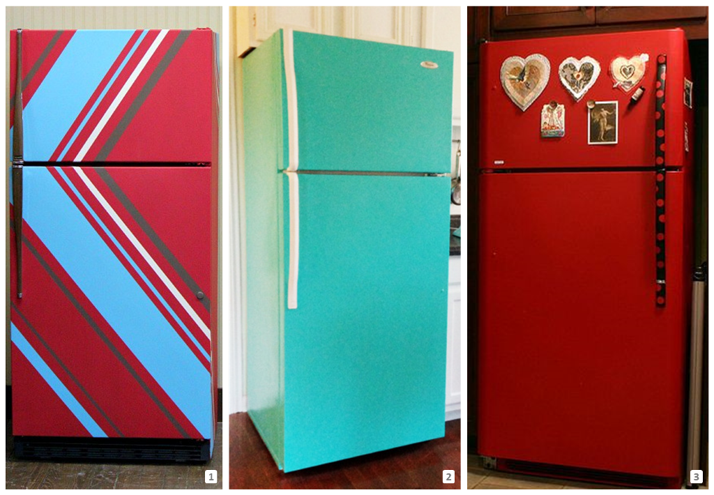Trois frigos peints en rouge ou bleu