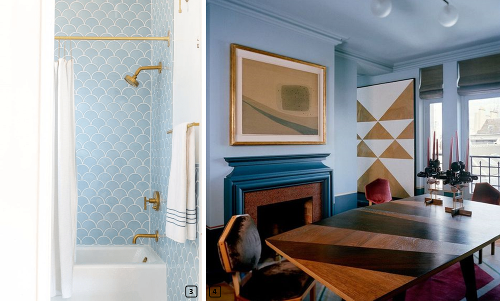 Salle de bain et sejour avec des murs en bleu ciel et des accessoires or