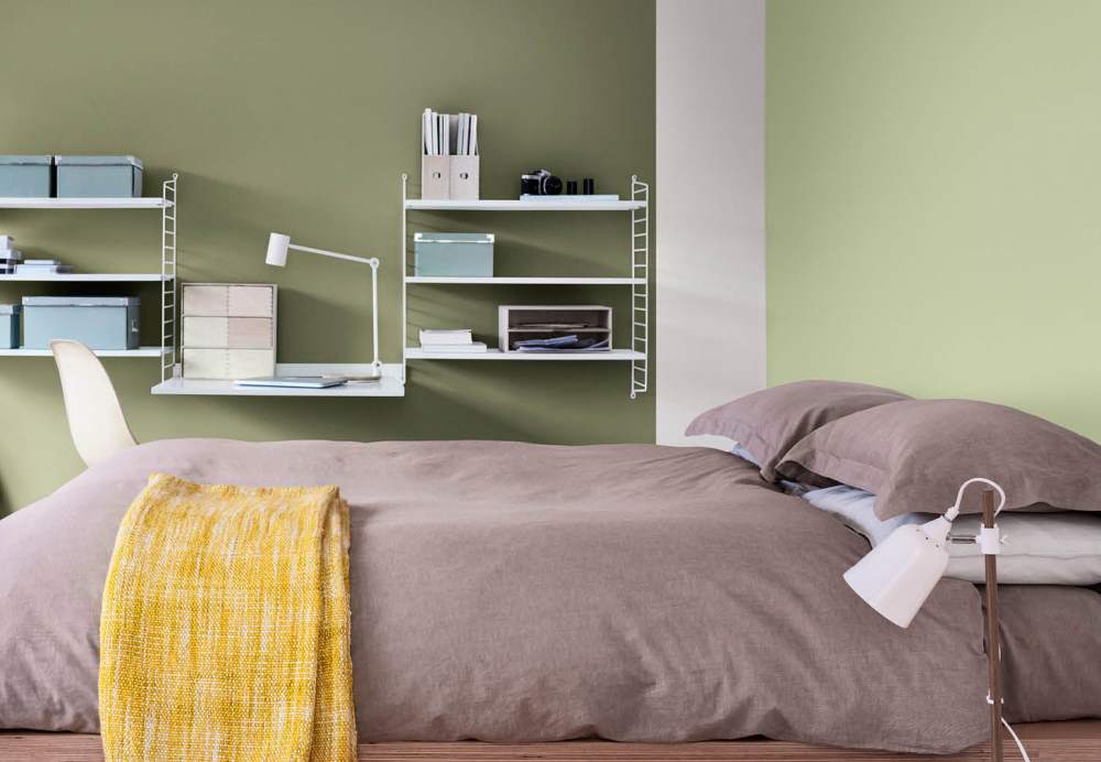 Linge de lit brun cachemire avec des murs verts