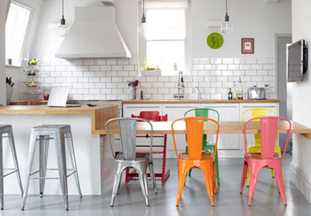 Chaises de couleurs dans une cuisine, Jake Curtis