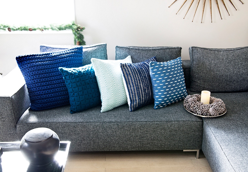 Coussins divers coloris bleu sur un canape
