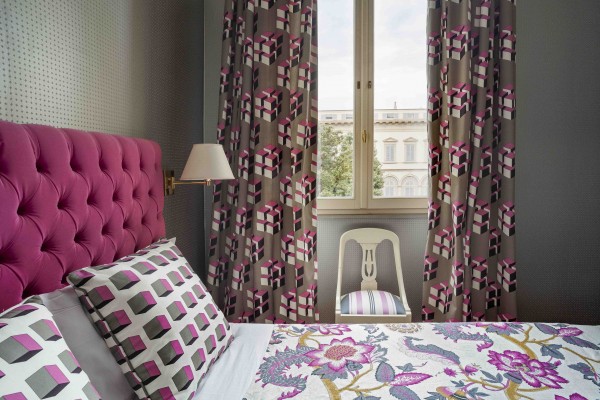 Chambre avec imprimes rose geometrie fleurs sur rideaux linge de lit