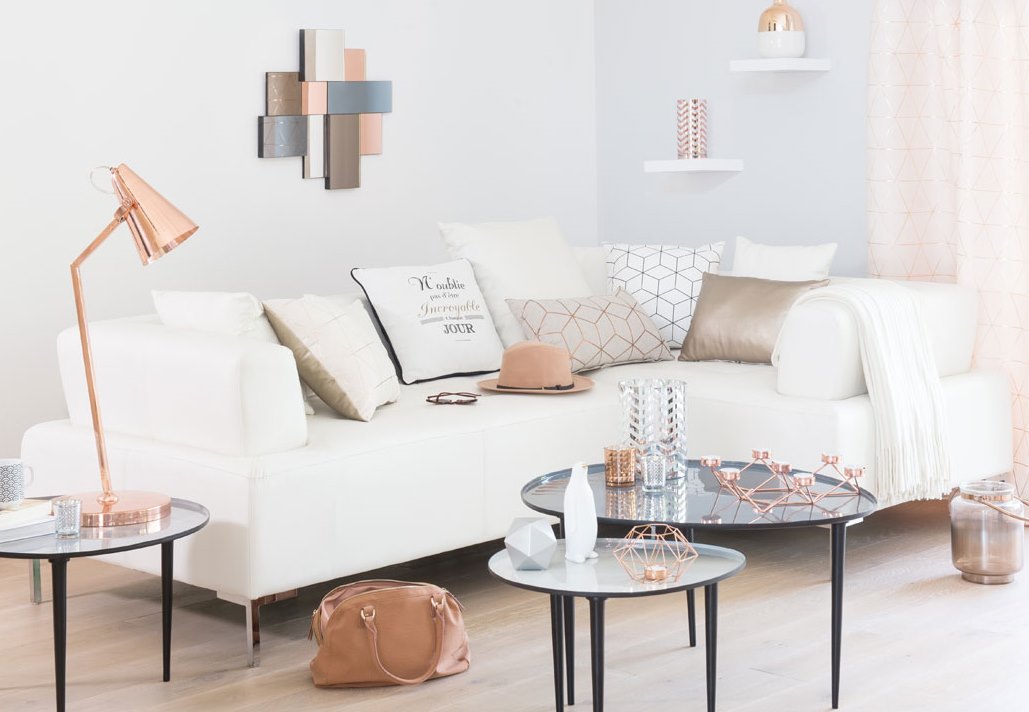 Salon ambiance scandinave, blanc avec objets déco en cuivre
