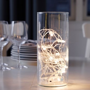Guirlande lumineuse dans un vase en verre transparent