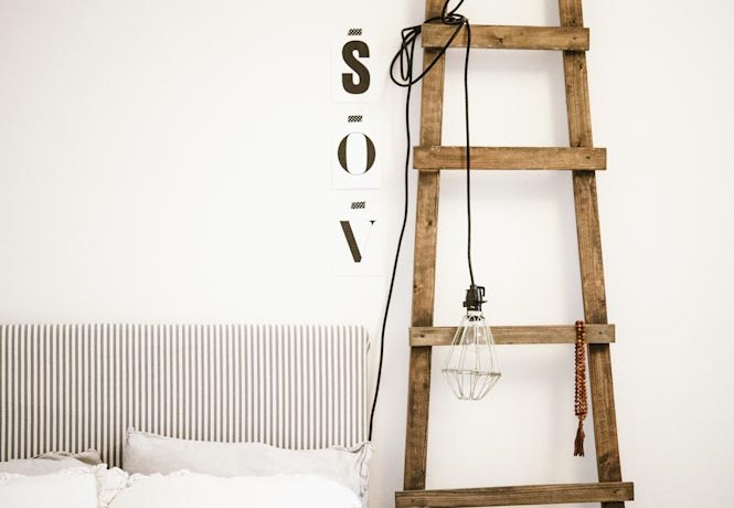 Lampe baladeuse sur une échelle près du lit
