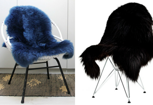 Peaux de mouton synthétiques bleue et noire sur chaises