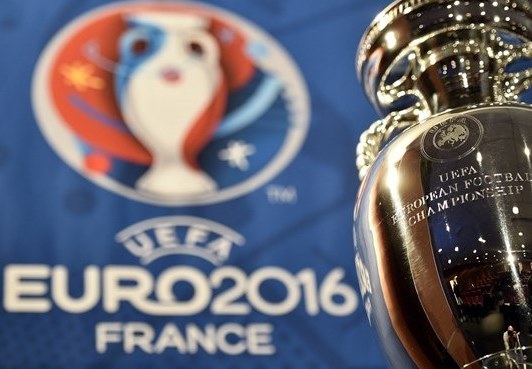 Coupe de l'UEFA 2016 avec le logo