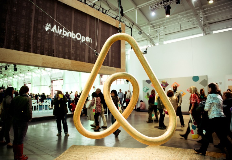 Symbole d'Airbnb doré avec du public à l'Open de 2014