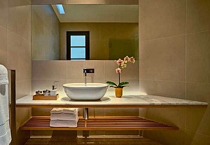 Salle de bain avec une ambiance spa